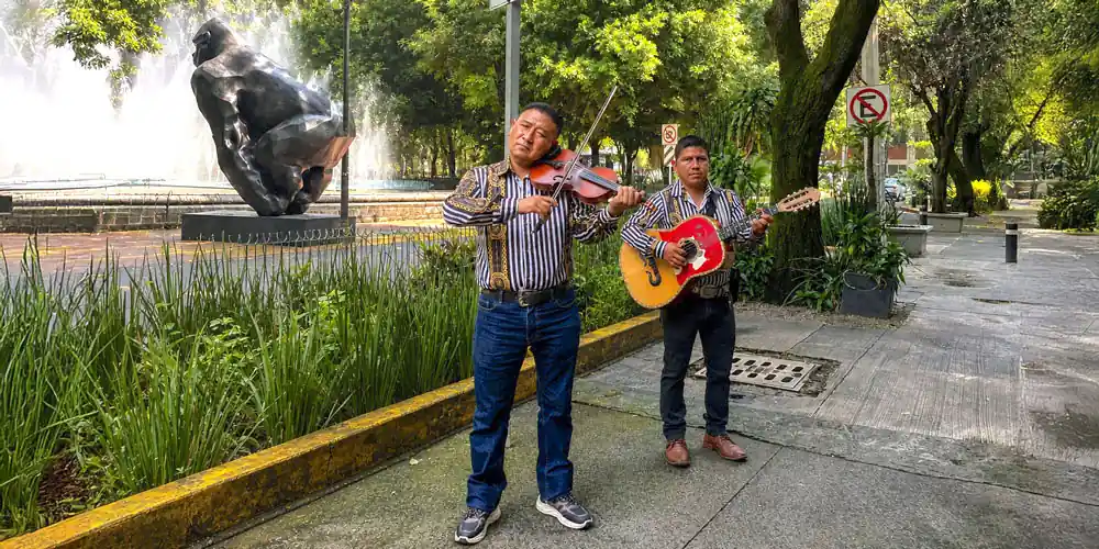 Musicians performing beside Parque México, Condesa